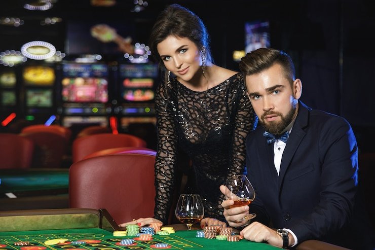 Meja judi casino live dengan dealer profesional sedang melayani pemain